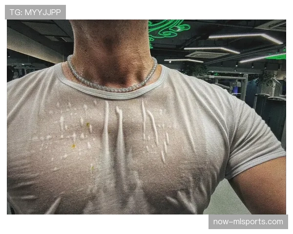管晨辰这训练强度，凌晨四点健身房打卡是认真的？